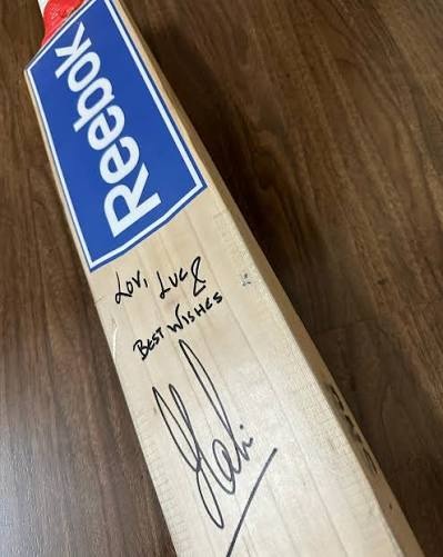 MS Dhoni Signed Reebok Bat Background