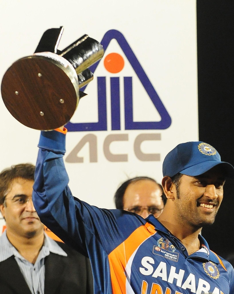 MS Dhoni with Asia Cup 2010 Trophy