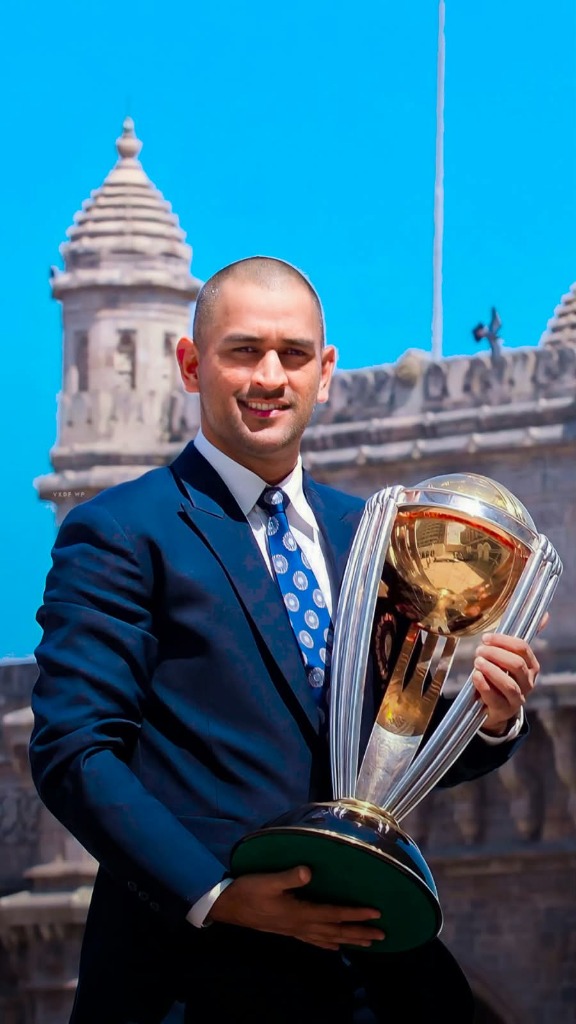 MS Dhoni with ICC Cricket World Cup 2011 Trophy at Gateway of India