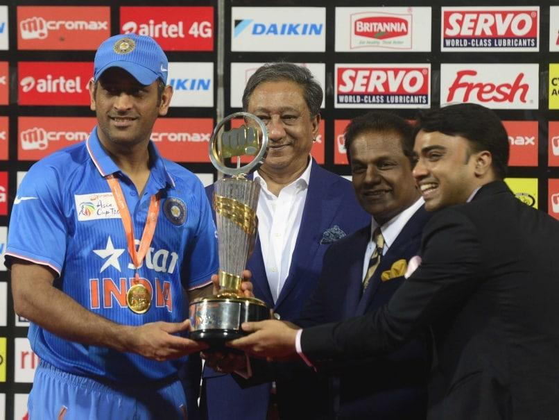 MS Dhoni receiving 2016 Asia Cup T20 Trophy